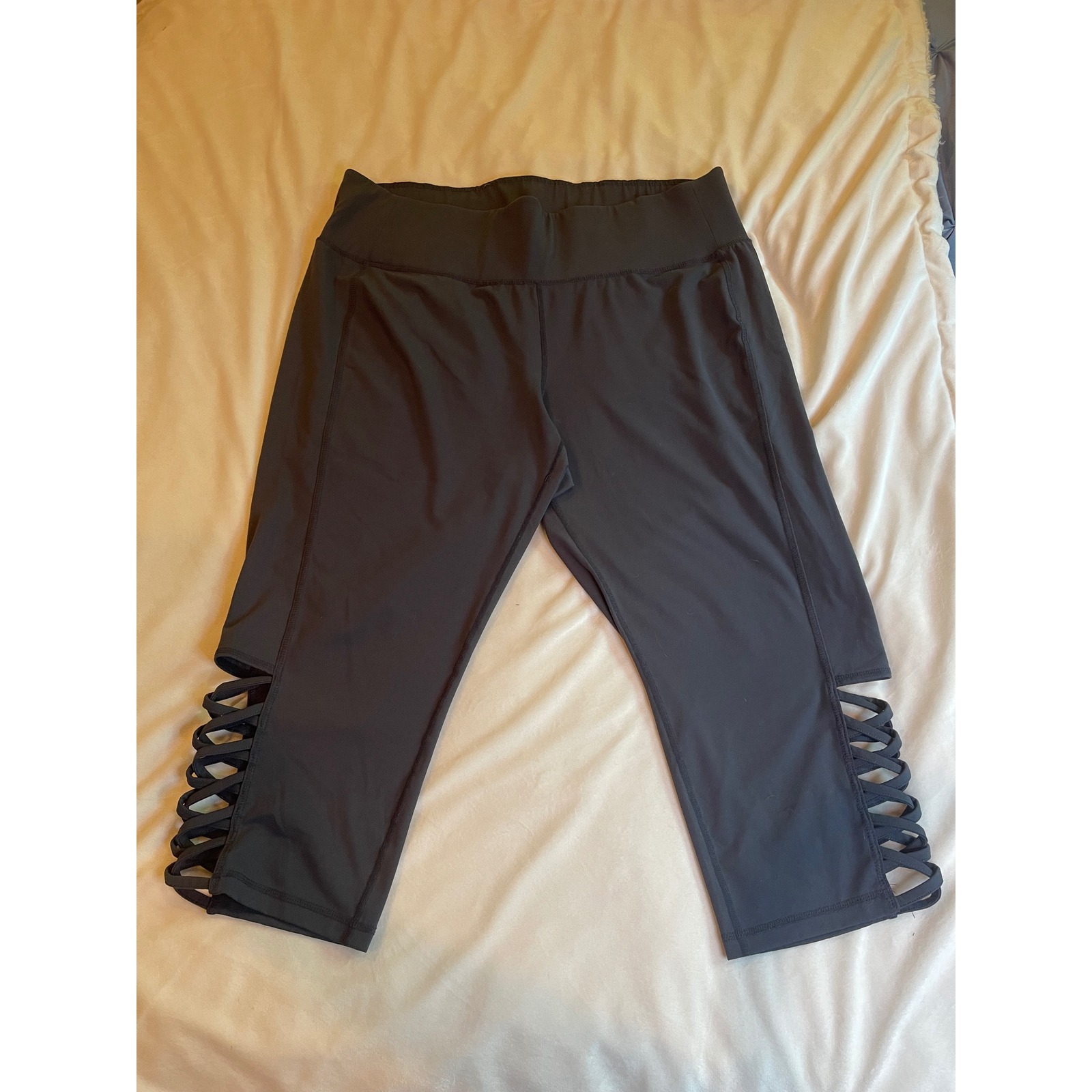 Livi Active Womens Plus 22/24 Grey Strappy Lattice Cutout Crop Leggings Capri